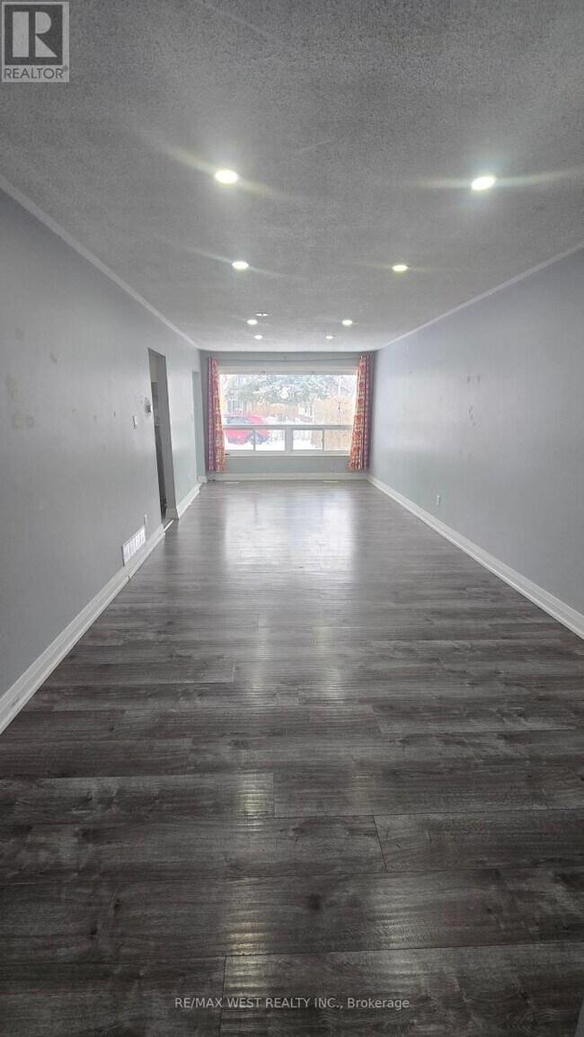 Photo - 33 Archdekin Dr