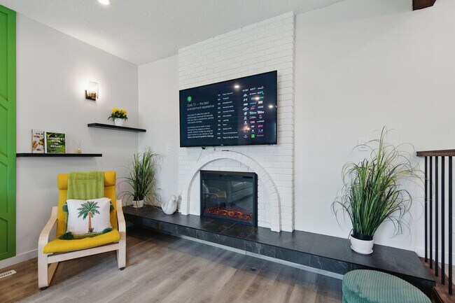 Photo - 10719-1042A 42a Ave NW Unit SI ID1564645P