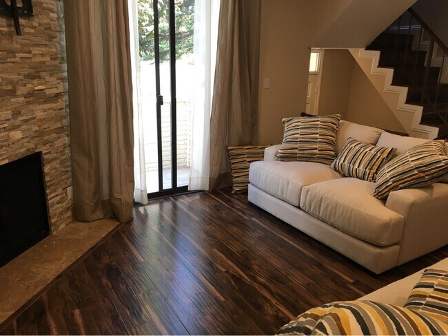 Photo - 6540 Hayvenhurst Ave