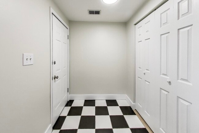 Photo - 1938 W Melrose St Unit 1