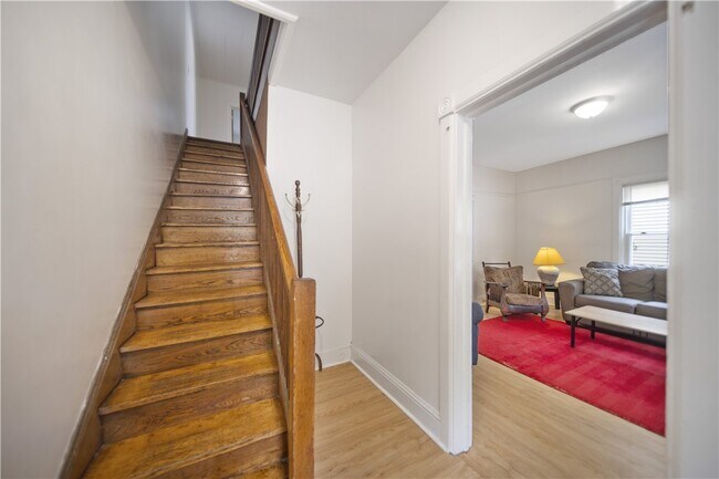 Photo - 921 E State St