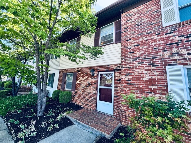 Building Photo - Lovely Town Home