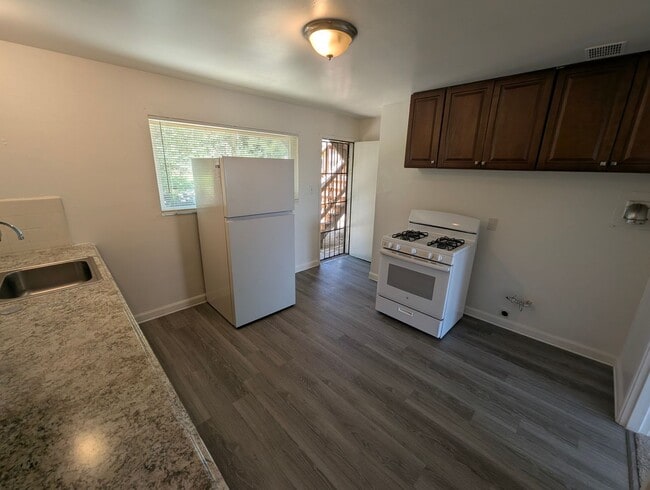 Building Photo - 2-Bedroom Walkup Near Highland Hospital Unit 1745