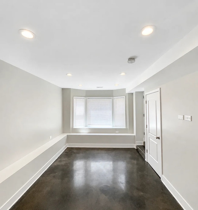 1905 N Kenneth Ave Unit 1905 N Kenneth Ave