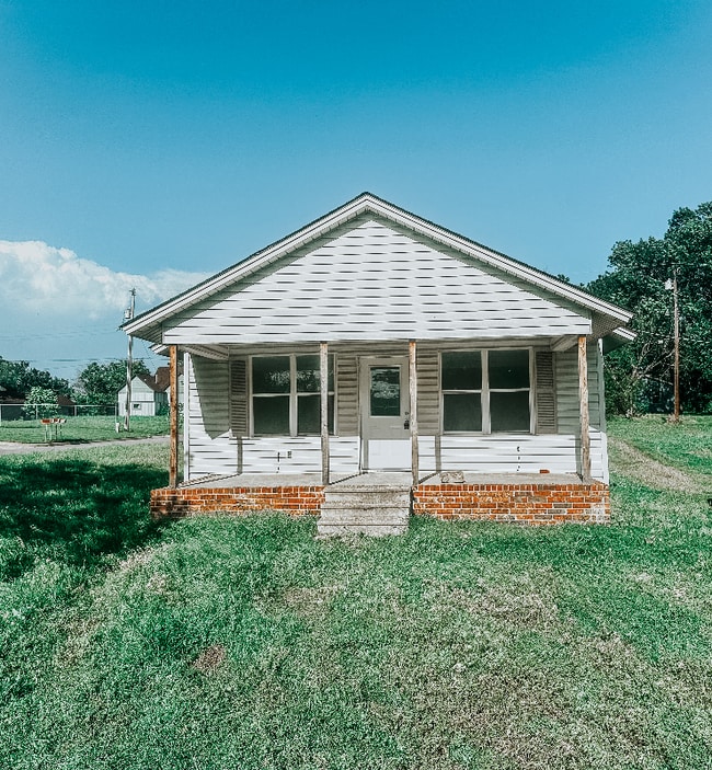 Building Photo - 701 S Broadway Ave