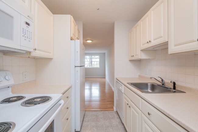Building Photo - 166 Summer St Unit B26