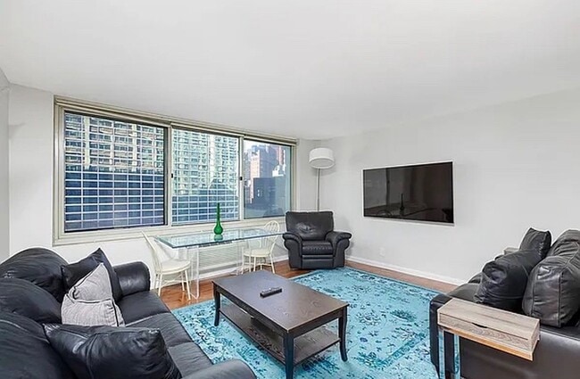 Building Photo - 333 E 45th St Unit 333 E 45th St #24F