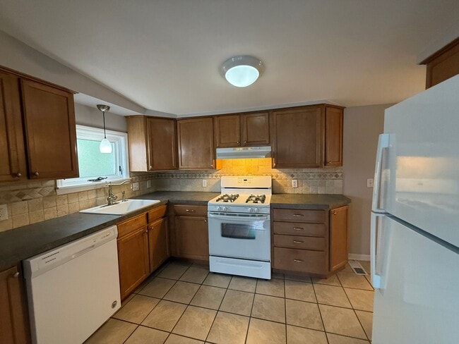 Building Photo - Charming 2-Bedroom Home in Godwin Heights ...