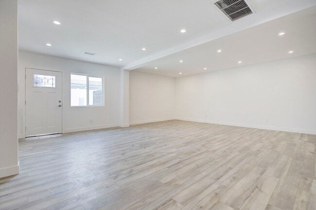 Photo - 11324 Haskell Ave