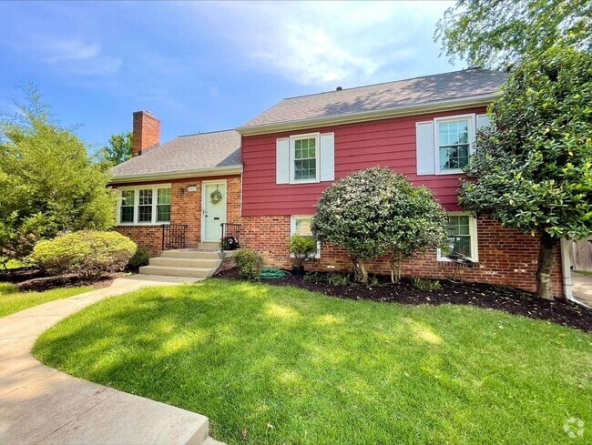 Building Photo - Gorgeous 4 Bed 2 Bath Single Family Home W...