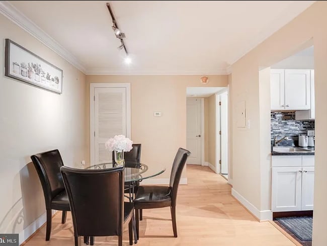 Photo - Amazing 2 bedroom/ 1 Bathroom unit with plenty natural light Unit 303