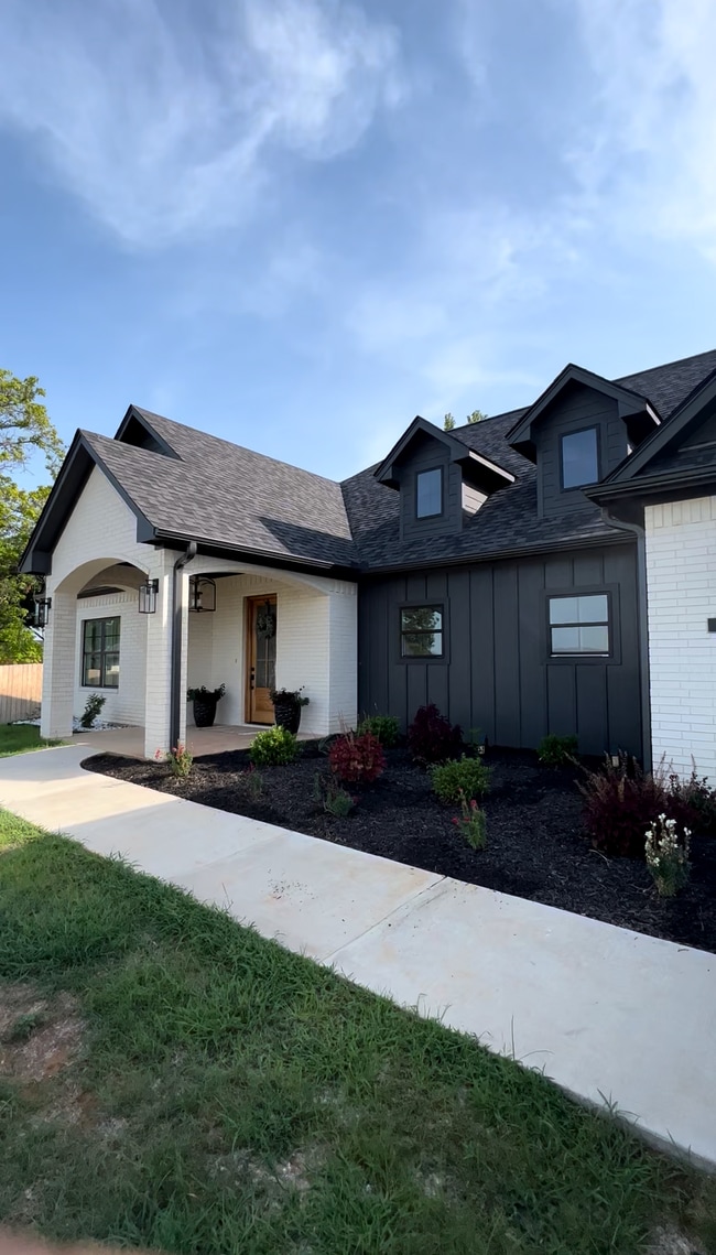 Building Photo - 15849 Avery Ln