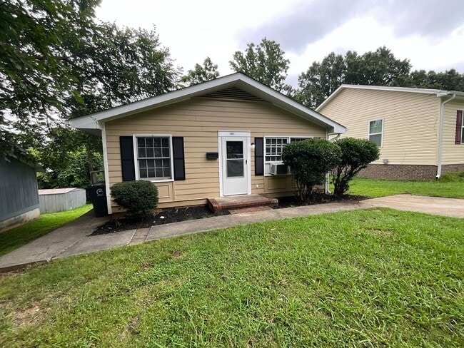 Building Photo - Charming Single Family Home - Convenient l...