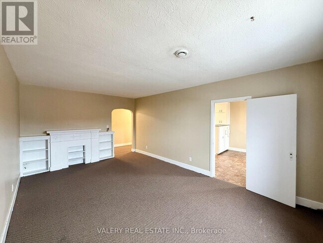 Photo - 26 Talbot St W