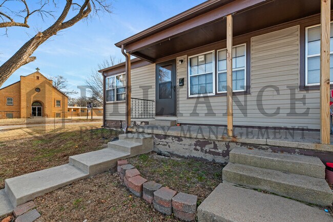 Photo - 1125 W 16th St N