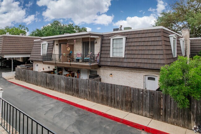 Alternate - Les Chateaux Townhomes