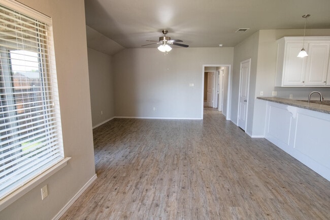 Photo - 9801 Avenue W