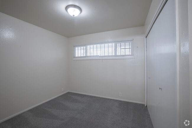1BR, 1BA - 600 SF - Bedroom
