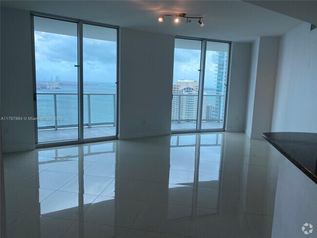 Building Photo - 300 S Biscayne Blvd Unit 2710 Rental