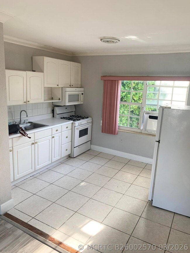 555 SW 16th Ave Unit 13