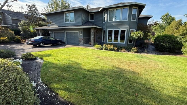 Building Photo - Pristine Single-Family Home in the Heart o...