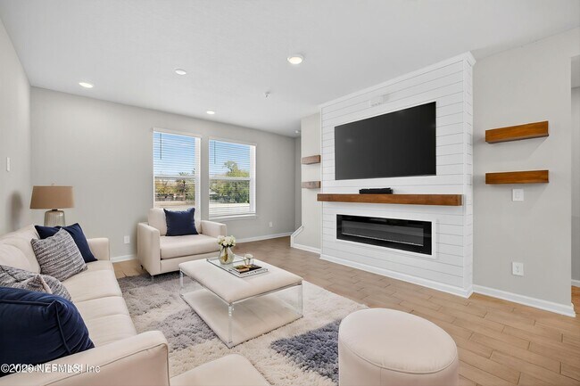 Photo - 1093 Farwell St