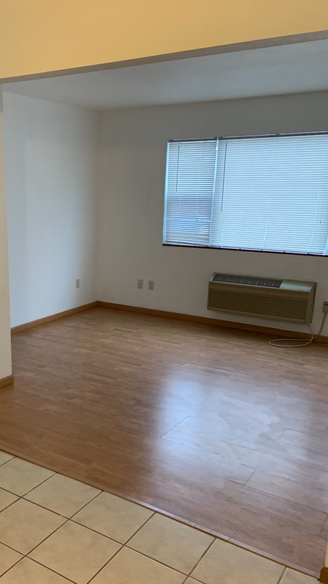 Building Photo - 20427 W Clark Ave Unit Apt 2