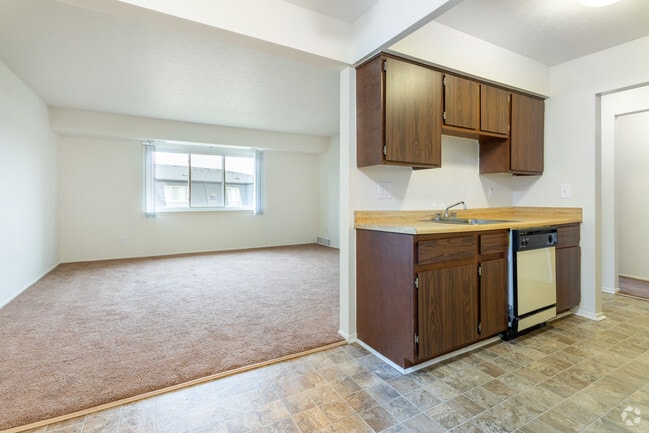 1 BR, 1 BA - 728 SF