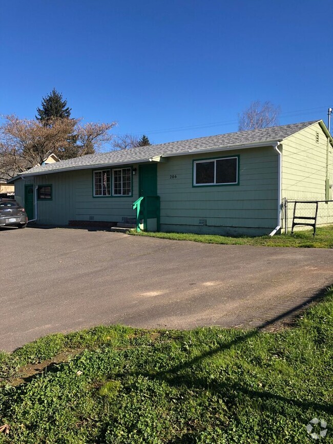 Building Photo - 3 bedroom home in Myrtle Creek