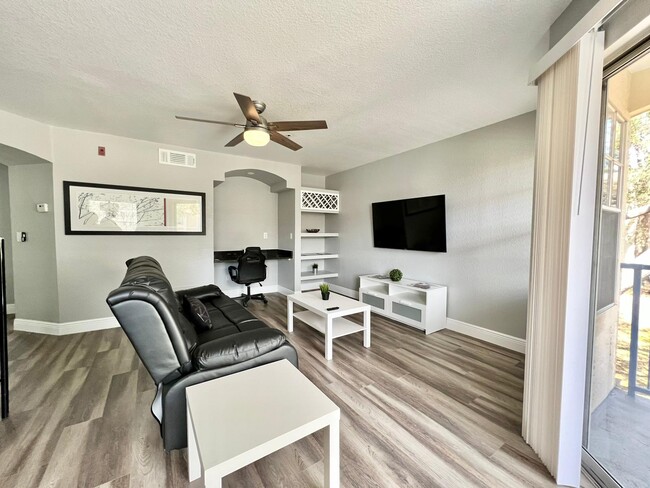 Preciosa sala de estar - 7200 Westpointe Blvd Condominio Unidad 825