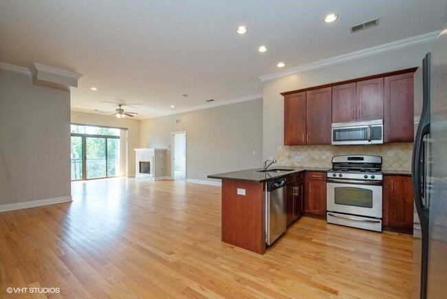 Open layout with sightlines to the living area from the kitchen - 2 Bedroom - 4651 N Greenview Rental