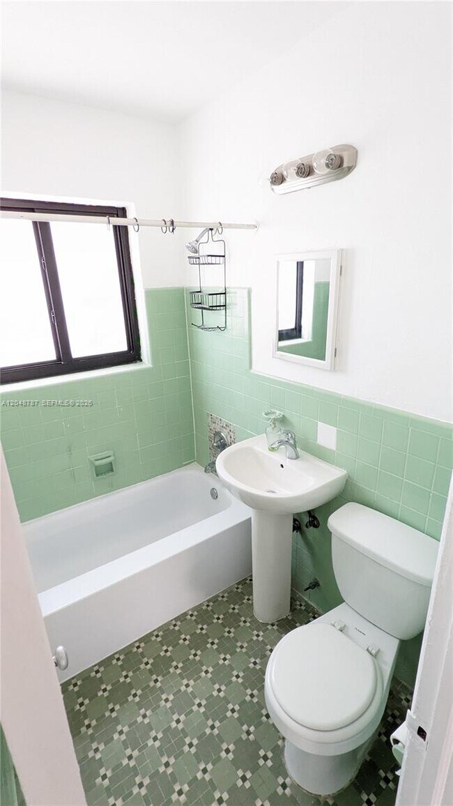 Photo - 811 81st St Unidad 2