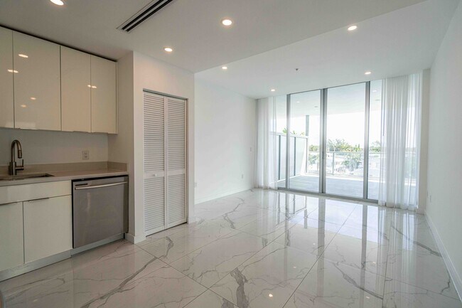 Photo - 8425 Crespi Blvd