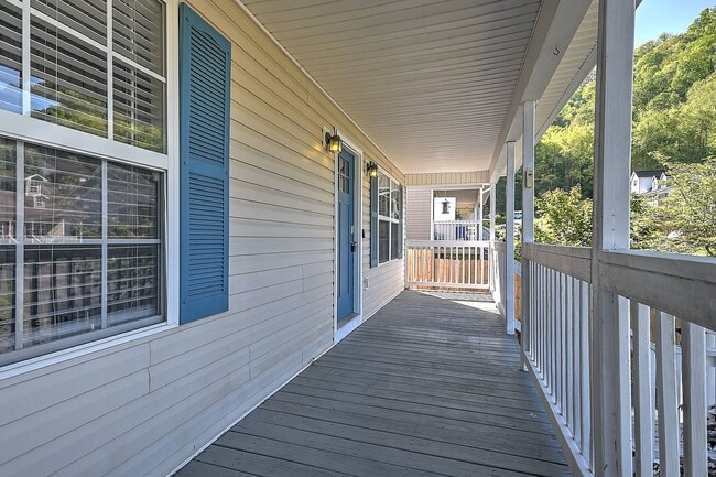 105 St James Pl