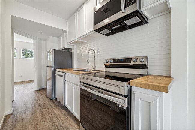 Building Photo - 1011 W 10th St Unit 10 Rental