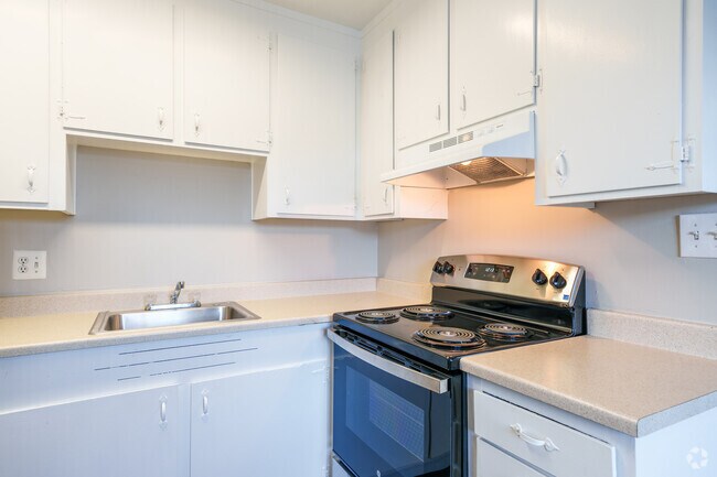 1BR, 1BA - 650SF - Kitchen - Garden Court Apartments