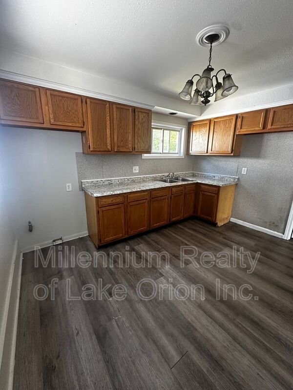 Photo - 11263 Edgemont Ave