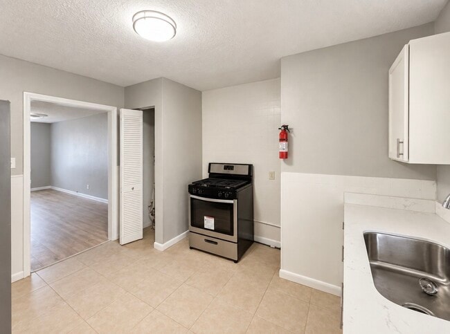Building Photo - 2409 Bastrop St Unit 3