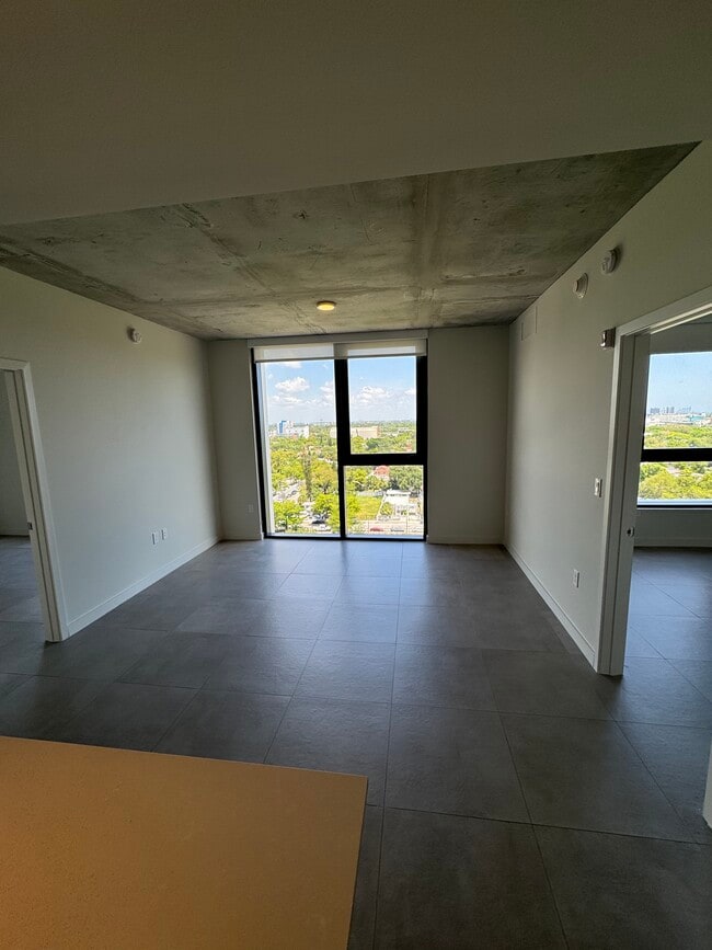 Sala de estar - 138 NW 31st St Unidad C2