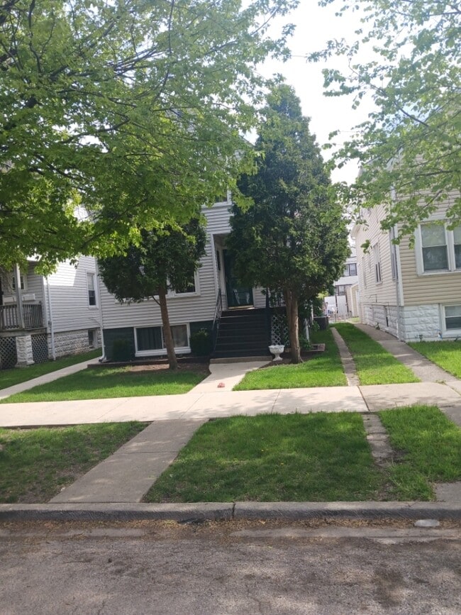 Building Photo - 5925 W Eastwood Ave Rental