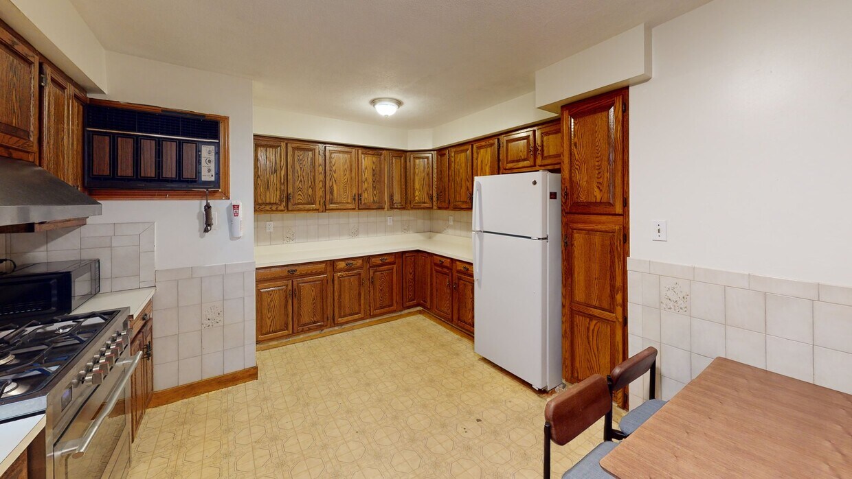 Photo - Private bedroom in 5 bed/1 bath Home