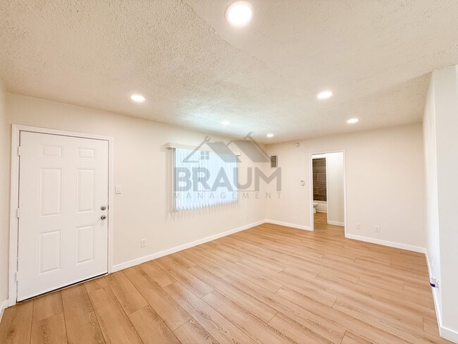Building Photo - 6336 Tujunga Ave