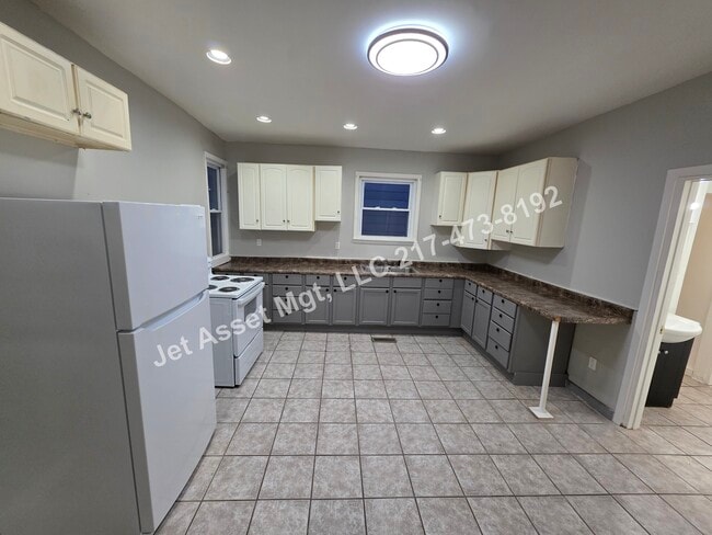 Photo - 4 bed, 2 bath HOUSE For Rent