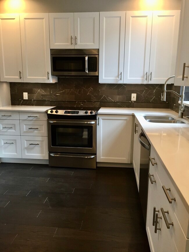 Kitchen - 2051 Park Ave Unidad D