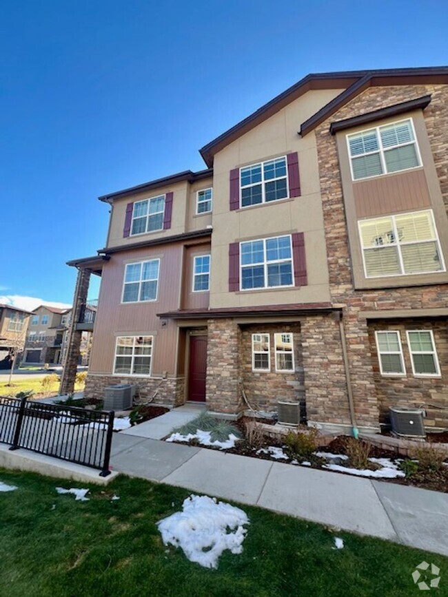 Building Photo - Stunning 2 Bed, 2.5 Bath Townhome