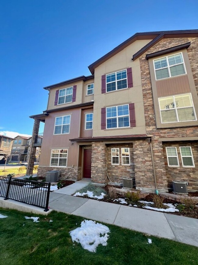 Stunning 2 Bed, 2.5 Bath Townhome - Stunning 2 Bed, 2.5 Bath Townhome