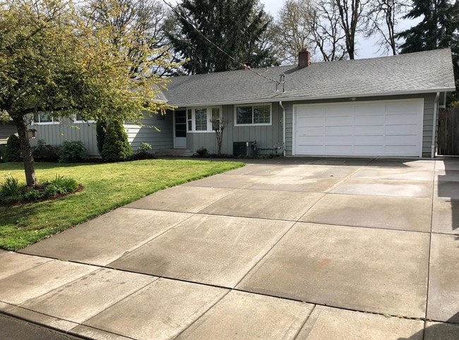 Building Photo - Stylish & Spacious 4-Bedroom Home in SE Sa...