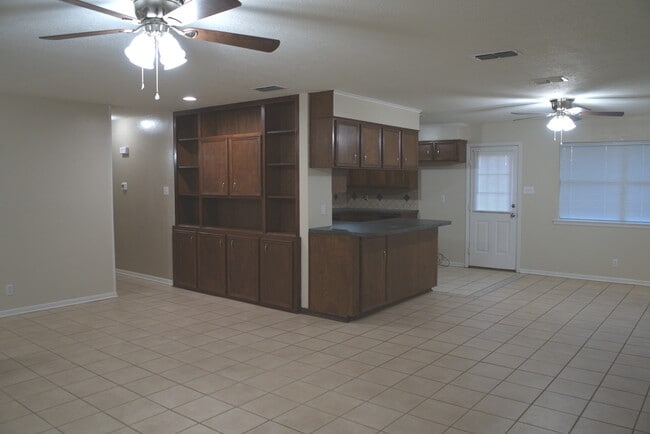 Photo - 421 Brigadoon St