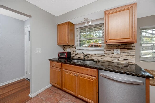 Photo - 849 Karen St