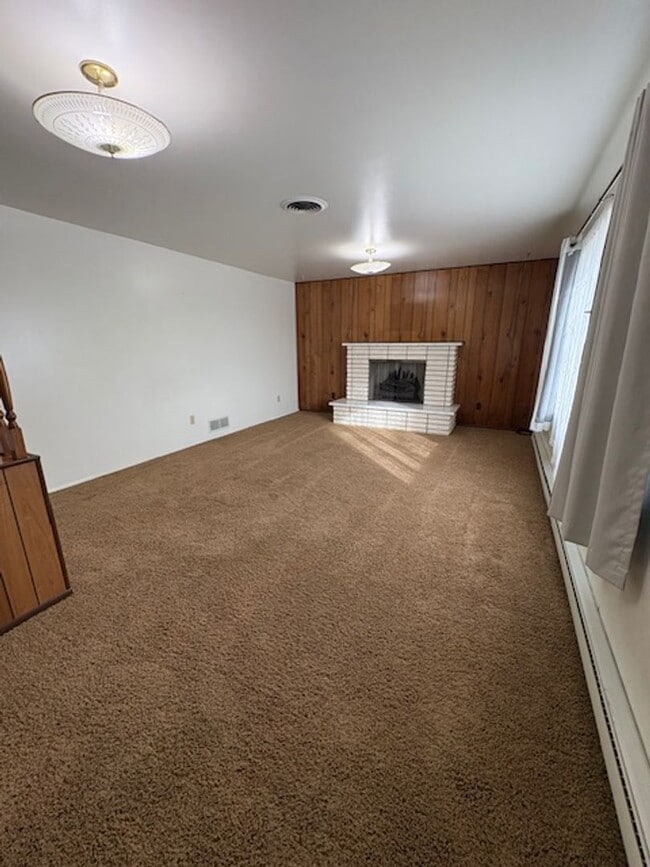 Photo - Single-family Home with 2 bedrooms and an office.